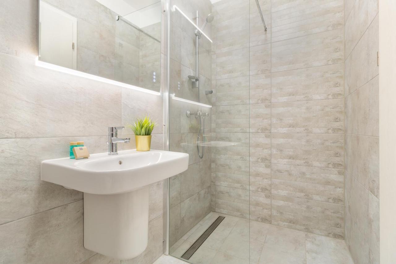 Vancouver Flat Орадеа Екстериор снимка