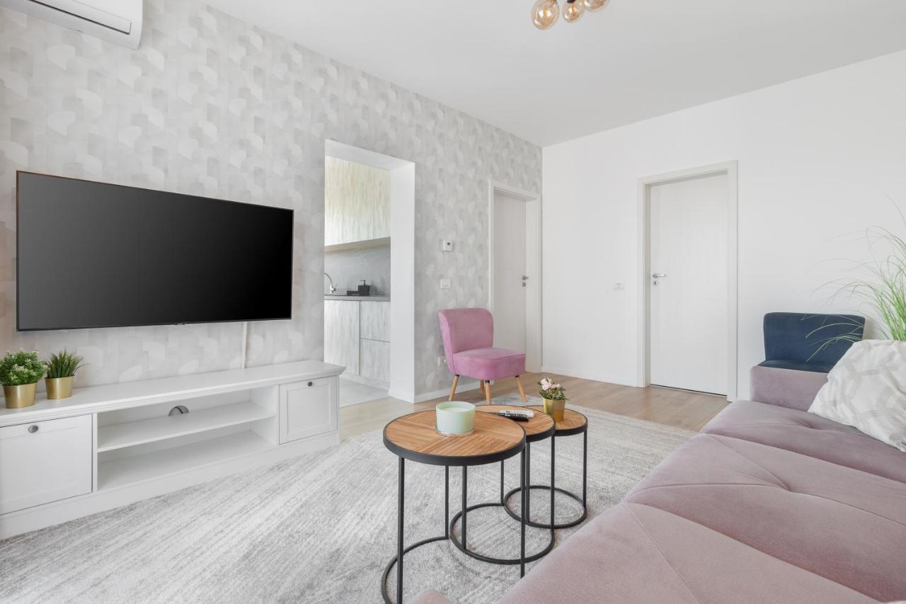 Vancouver Flat Орадеа Екстериор снимка